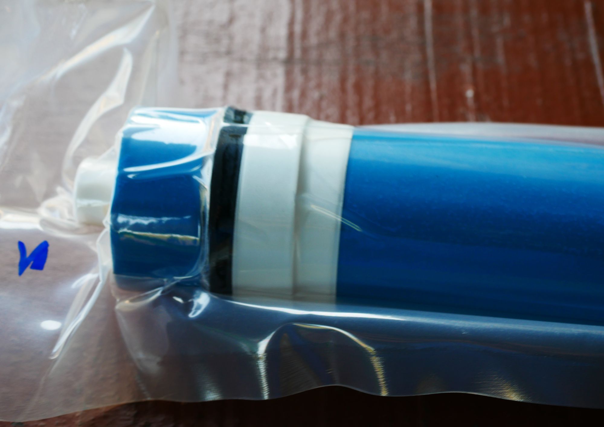 Tubo de tratamiento de osmosis envuelto en un plastico